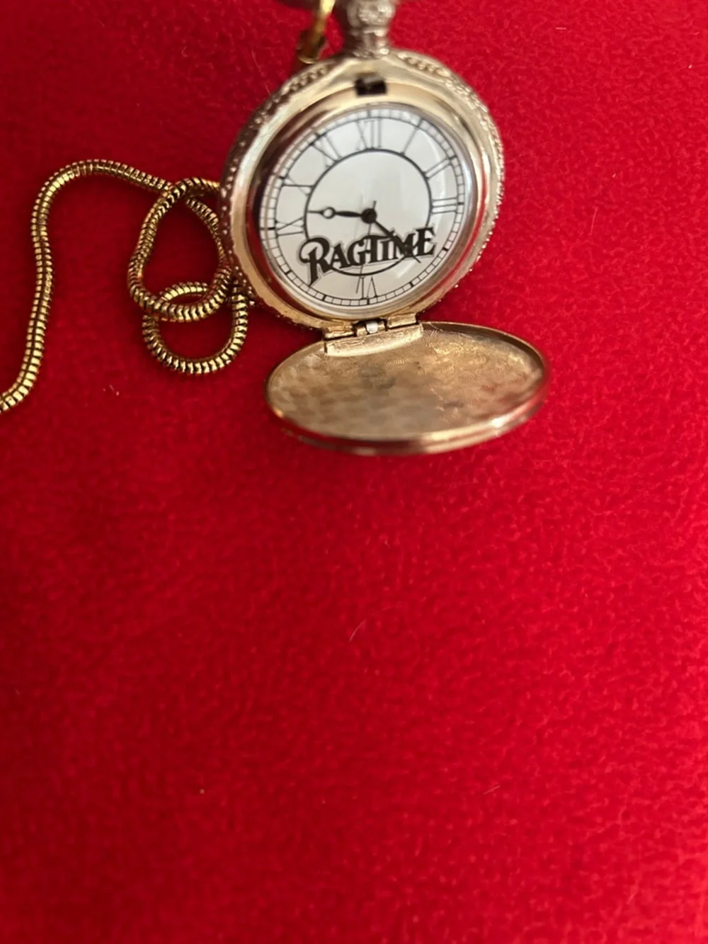 Vintage-Style Gold Pocket Watch with Gold Chain - Elegant Floral Case
